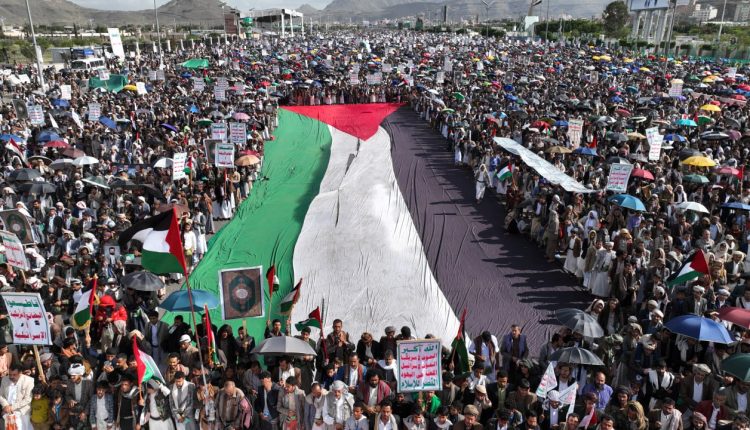 صور من مليونية “التصعيد بالتصعيد.. مع غزة حتى النصر” في ميدان السبعين بالعاصمــة صنعـاء 10 مايو 2024