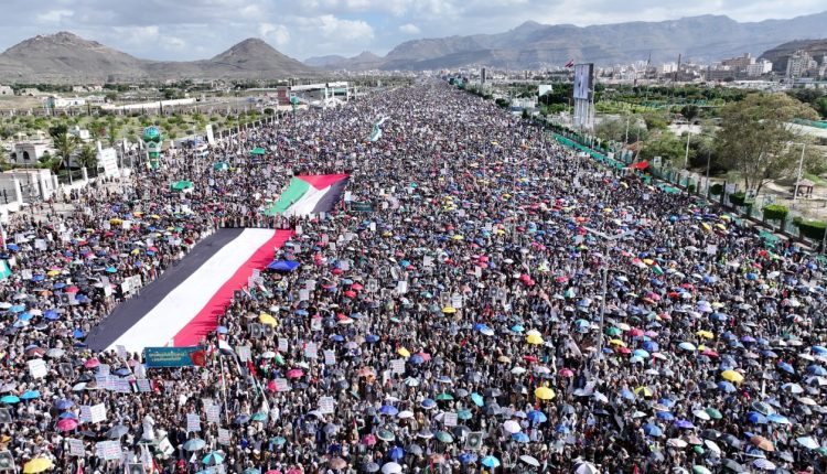 صور من مليونية “التصعيد بالتصعيد.. مع غزة حتى النصر” في ميدان السبعين بالعاصمــة صنعـاء 10 مايو 2024