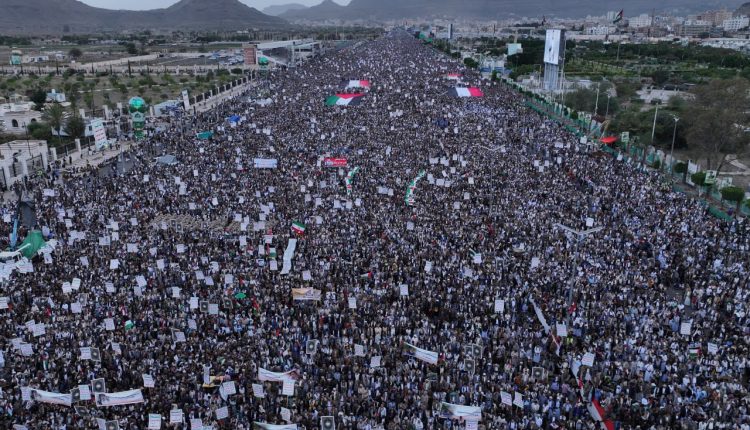 📷 صور | ثلاث مسيرات في  #العاصمة_صنعاء  بعنوان “مع غزة.. ثبات الموقف واستمرارية الجهاد” 16-11-1445 | 24-05-2024