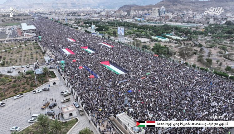 📷 صور جوية | رغم أنف كل عميل الموقف ثابت والتحذير جاد… حشد مليوني غاضب في مسيرة “ثابتون مع غزة.. وسنتصدى لأمريكا ومن تورط معها” في ميدان السبعين بالعاصمة #صنعاء 06-01-1446 | 12-07-2024