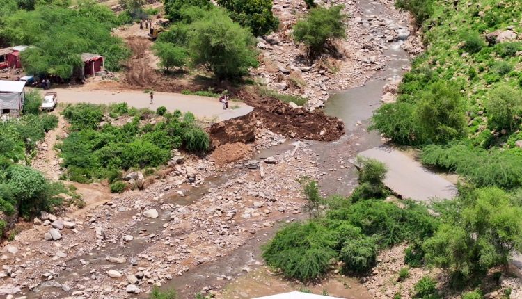 وزير النقل والأشغال يطلع على جهود الإغاثة وإصلاح الطرق في مديرية ملحان بالمحويت3