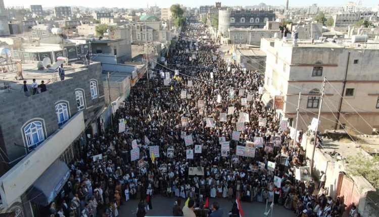 18 مسيرة جماهيرية حاشدة بذمار دعماً للشعبين الفلسطيني واللبناني