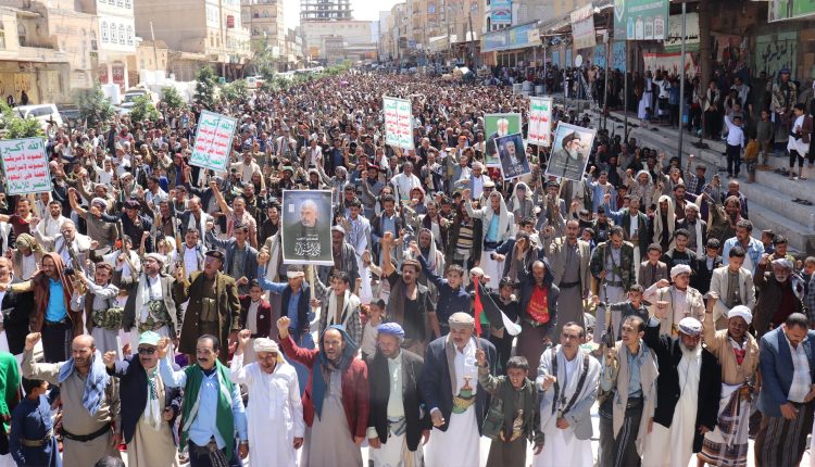 مسيرات في دمت والحشاء وقعطبة وجبن بالضالع دعماً لغزة ولبنان